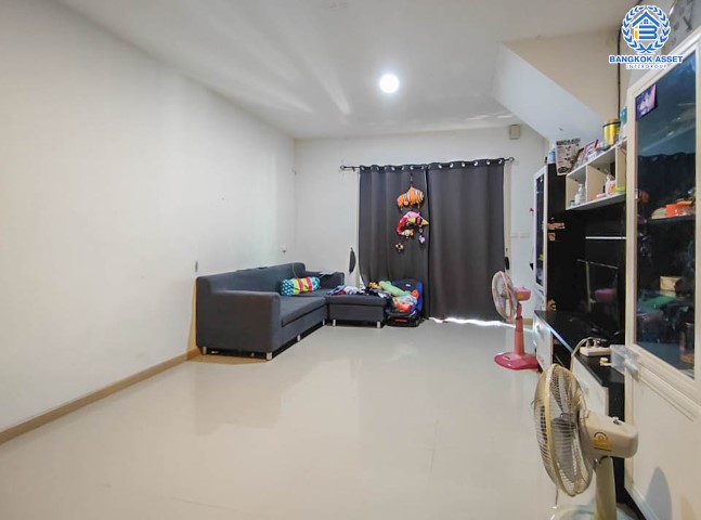 *****ทาวน์เฮ้าส์มือสองย่านนนทบุรี ม.เจซิตี้ รัตนาธิเบศร์-บางบัวทอง หลังมุม! บนเนื้อที่มากถึง 20.5 ตร.ว. ฟังก์ชัน 3 ห้องนอน 2 ห้องน้ำ 2 ที่จอดรถ แถมเฟอร์ฯ บิวท์อิน และ 1 เครื่องดูดควัน บนทำเลเยี่ยม เพียง 15 นาทีก็ถึงรถไฟฟ้าสายสีม่วง "สถานีบางพลู" ใกล้ทางด่วน "กาญจนาภิเษก"